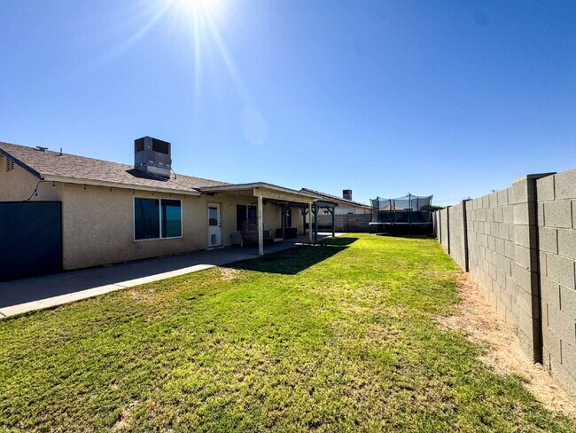 Building Photo - "Spacious 3 Beds, 2 baths Home with Inviti...