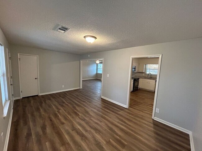 Building Photo - 2026 Woodmead St SW