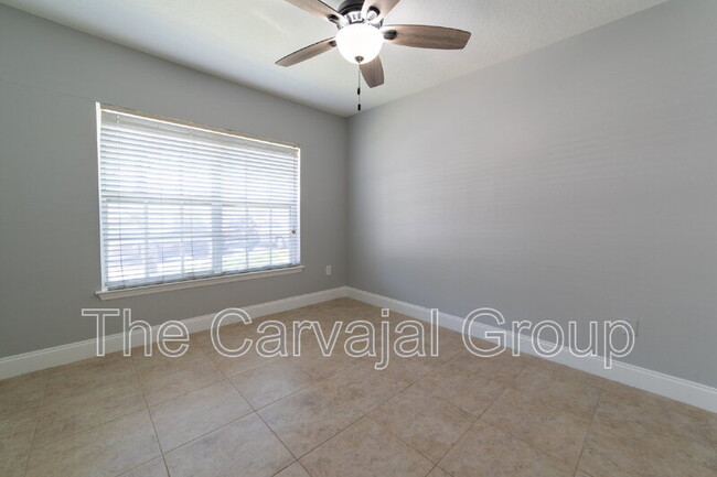 Building Photo - 725 Crest Pines Dr