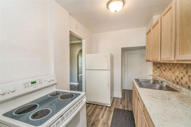 Building Photo - Charming 2 bedroom 1 bathroom townhouse