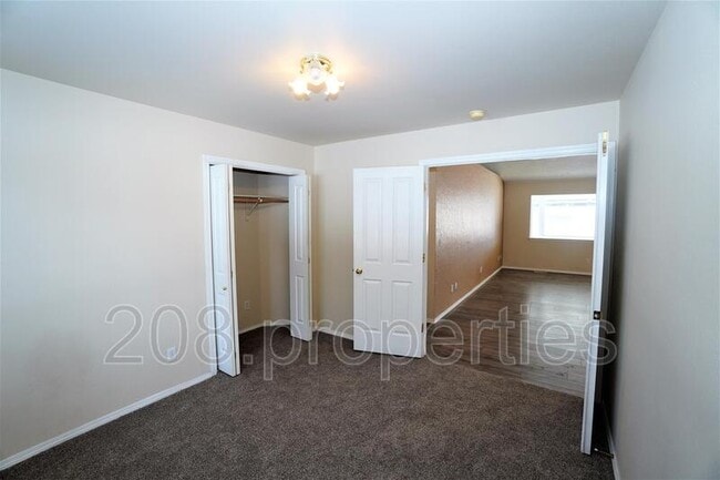 Building Photo - 452 S Jolinda Ave