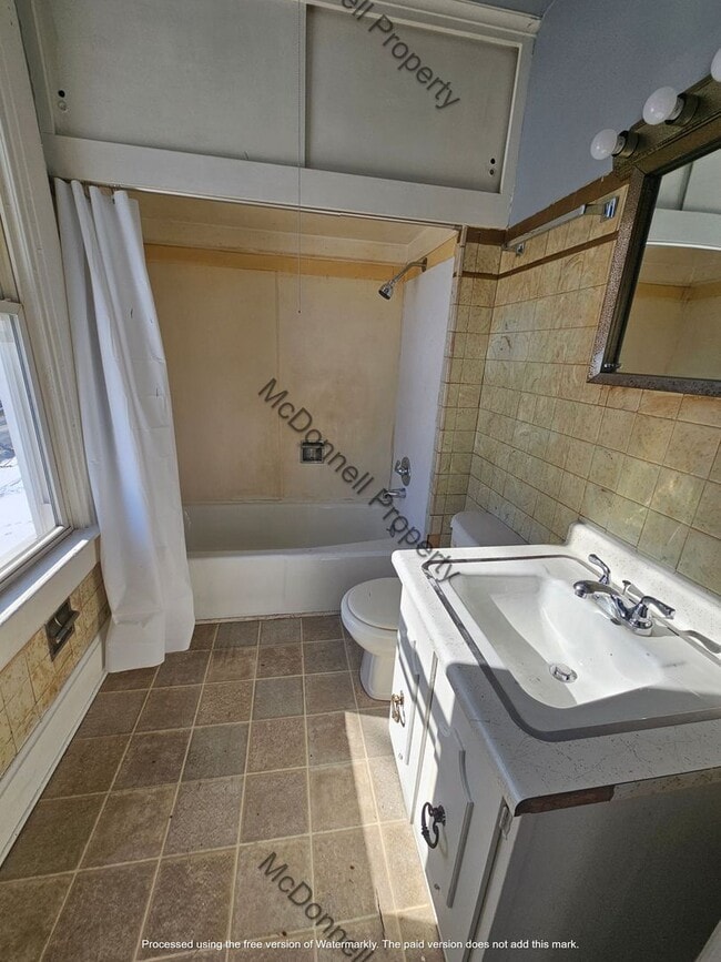 Building Photo - There is a $25 fee per application and eve...