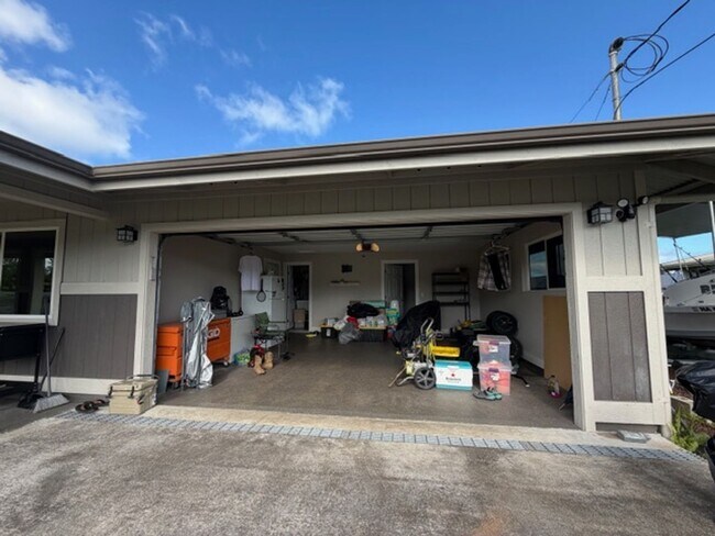 Building Photo - Beautiful & spacious 3 bedroom, 2 bathroom home in Ainaloa Subdivision.