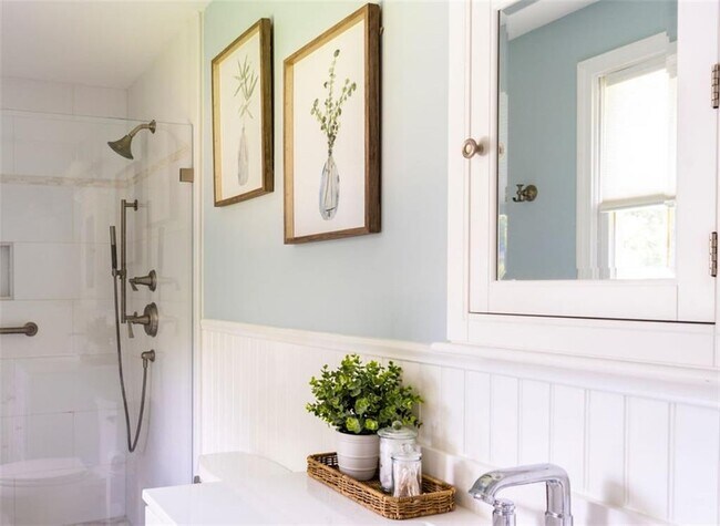 Building Photo - 11 N Hillview Dr