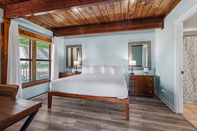 Building Photo - 110 S Ocean Dr