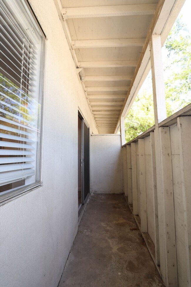 Building Photo - 460 Vista Ave