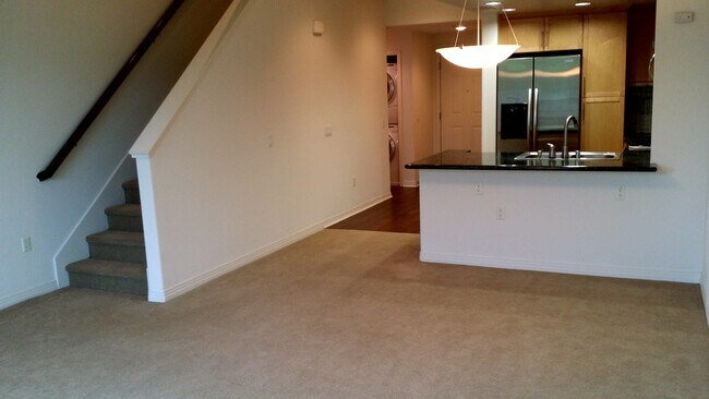 Building Photo - 931 E Walnut St