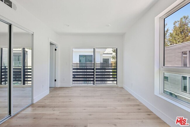 Building Photo - 2113 Holly Dr