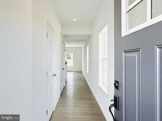 Building Photo - 7847 Oakbrook Dr