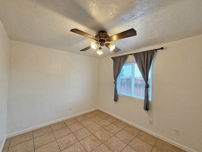 Building Photo - Downstairs / 2 bedroom / 1 bathroom unit