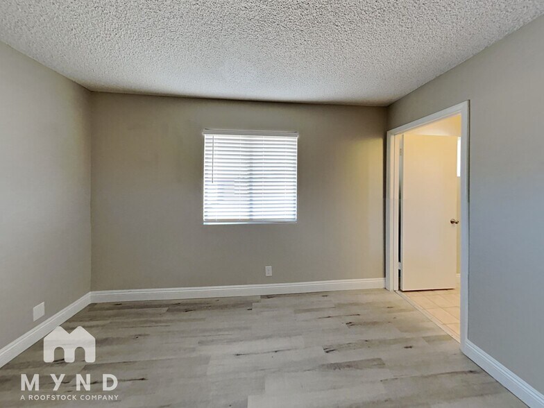 Building Photo - 433 Longtree Ave