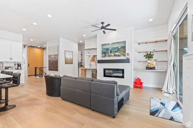 Building Photo - 837 S Finley Cir