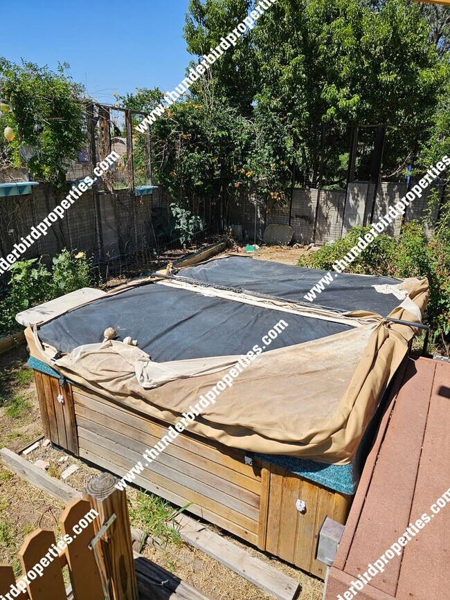 Building Photo - 3 bedroom, 2 baths  with great backyard oa...