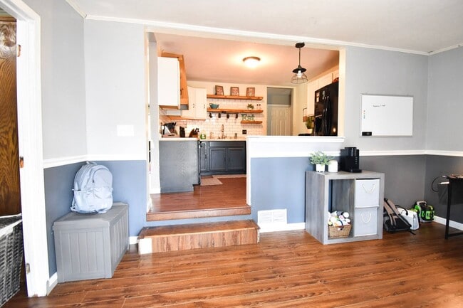 Building Photo - 3 Bedroom 2 Bath: Pets Considered