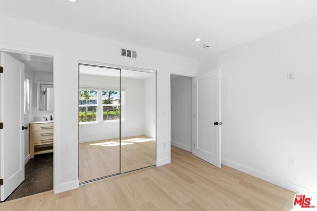 Building Photo - 11671 Chandler Blvd