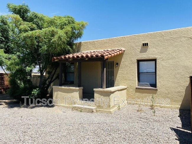 Building Photo - 2632 N Stone Ave