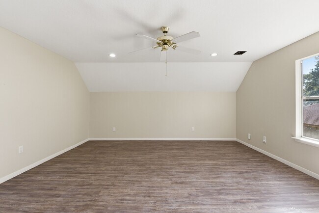 Building Photo - 8515 Leafdale Dr