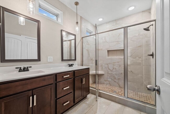 Building Photo - Beautiful 4 bedroom Pet Friendly Home For Rent!