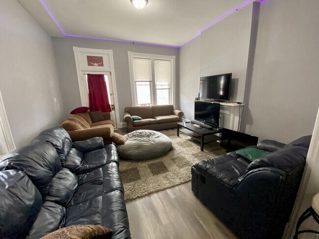 Building Photo - 7 bedroom/ 3bath Mins. from UC + Med Campu...