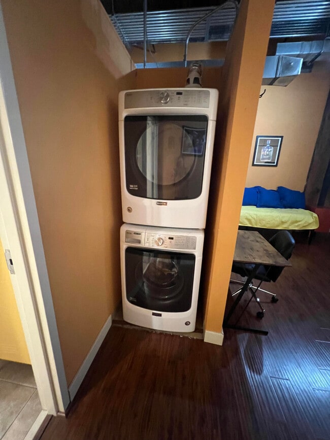 Building Photo - 585 S Upper St