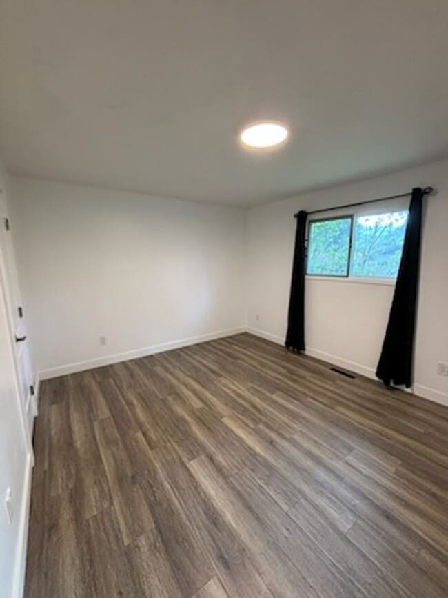 Building Photo - Unique duplex in post falls