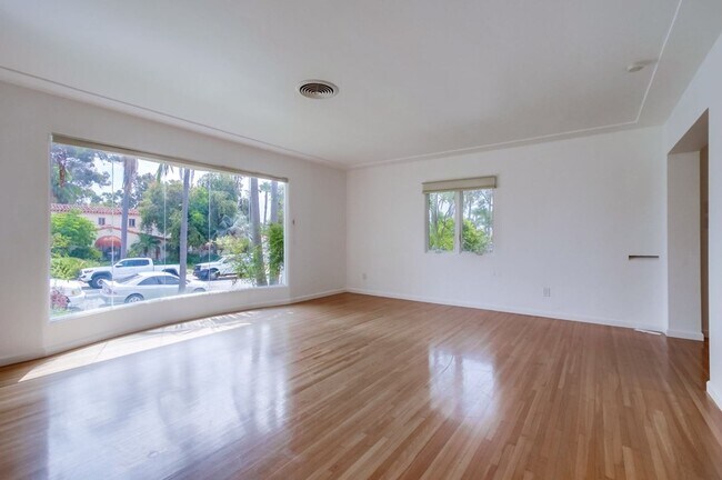 Building Photo - Charming 3 Bedroom Kensington Home