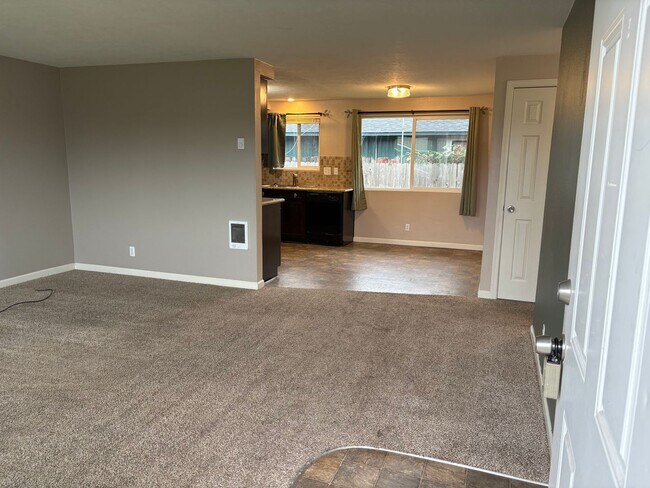 Building Photo - Springfield Duplex- 2 bedroom/1 bath updated unit