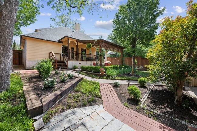 Building Photo - 8525 Briarwood Ln
