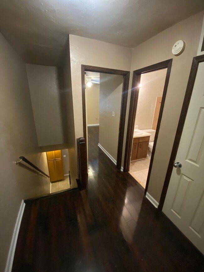 Building Photo - Gorgeous 2 Bedroom 1.5 Bathroom Townhouse ...