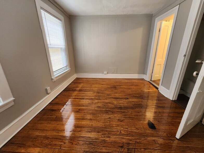 Building Photo - 202 Hallock Ave