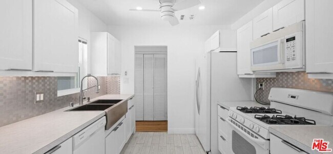 Building Photo - 1149 N Poinsettia Pl