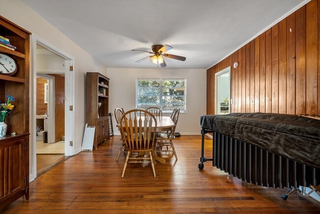 Building Photo - 1902 Sunset Ln