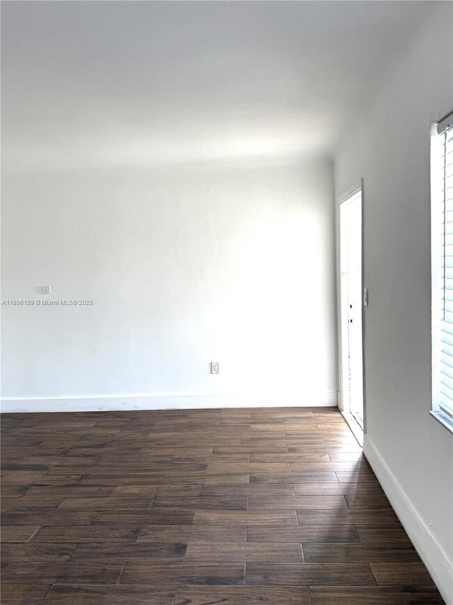 Building Photo - 2101 Bay Dr