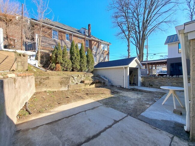 Building Photo - 6304 Liebig Ave