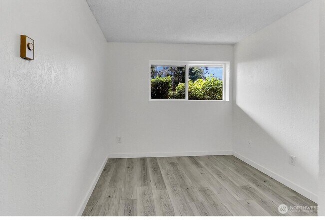 Building Photo - 3 Bed 2 Bathroom Edmonds Condo!