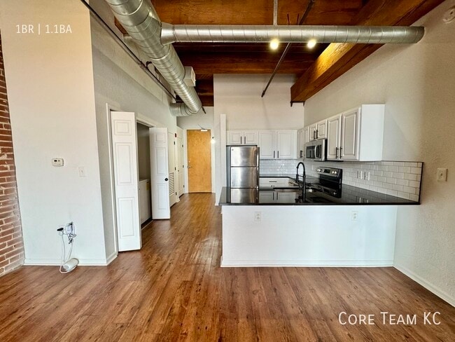 Building Photo - 202 W 5th St