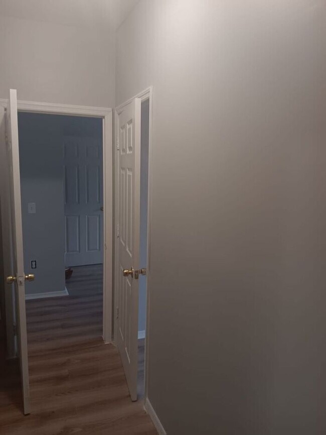Building Photo - 3 Bedroom Apartment w Free Heat