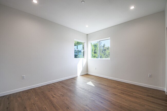 Building Photo - Ultra-Luxury Brand New 2 bed/2.5 bath and ...