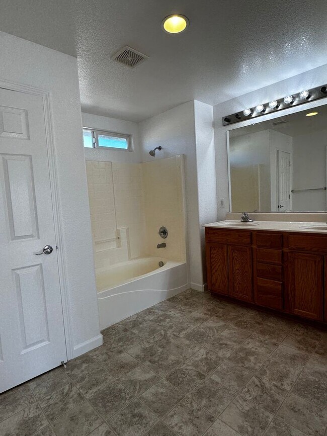 Building Photo - Looking for a Great Place to live?