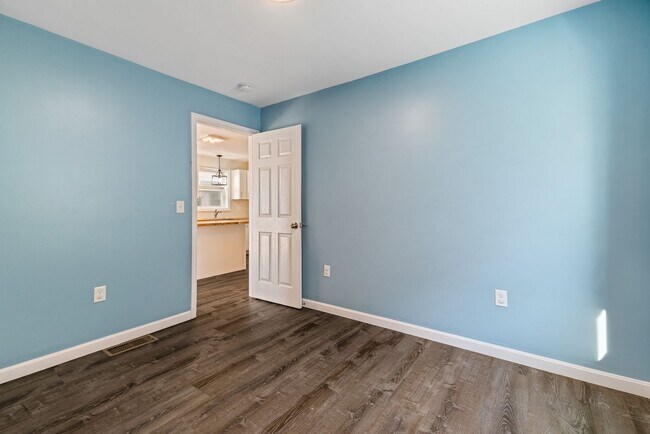 Building Photo - 3 1/2 Baltimore Street