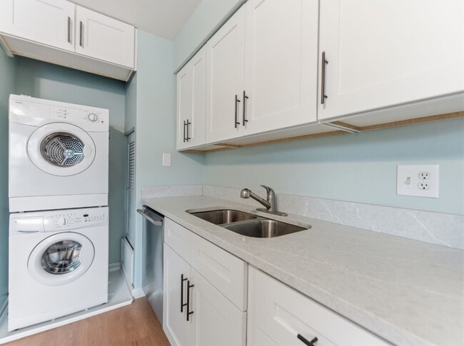 Building Photo - Absolutely stunning executive 2/1.5 townhome in South Tampa