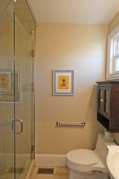 Building Photo - 108 Walnut St