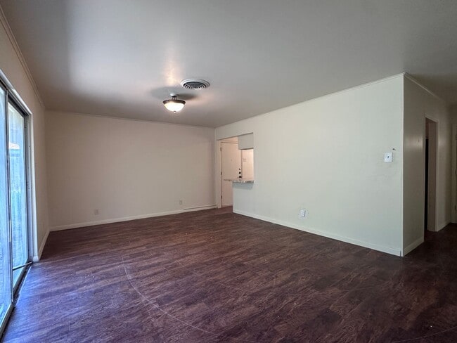 Building Photo - 825 Crestview Dr
