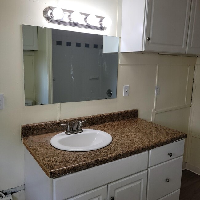 Building Photo - 438 S Powell Ave