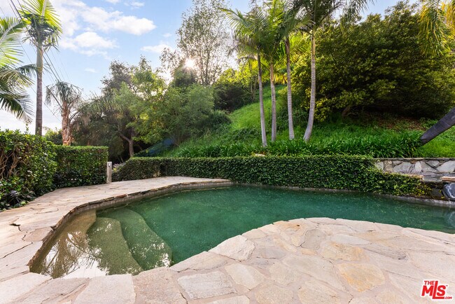 Building Photo - 1617 Roscomare Rd