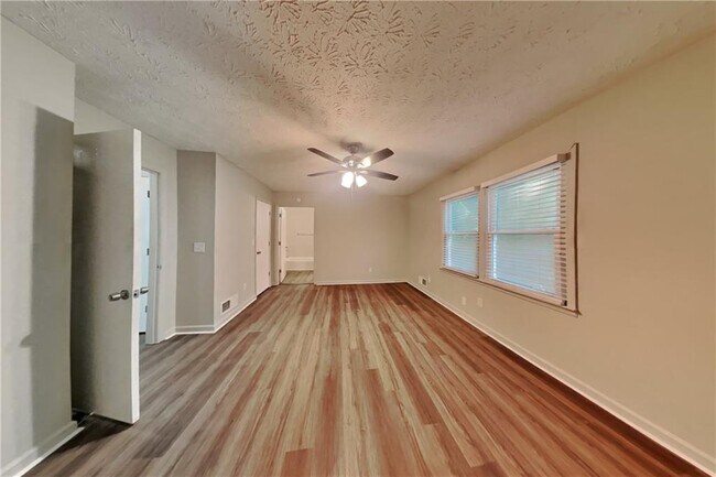 Building Photo - 3117 Calumet Cir NW