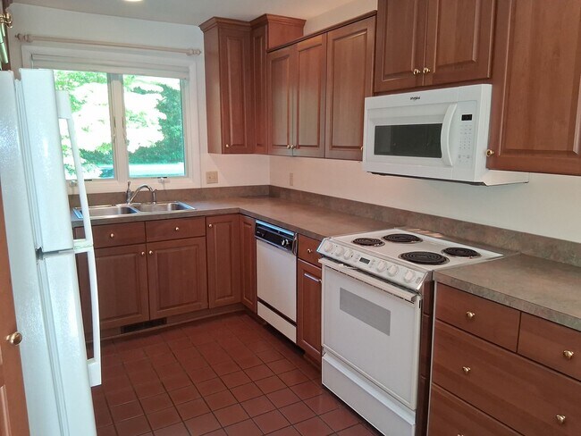 Building Photo - Beautiful 3-Bedroom Home with Pool on Lakeshore Drive