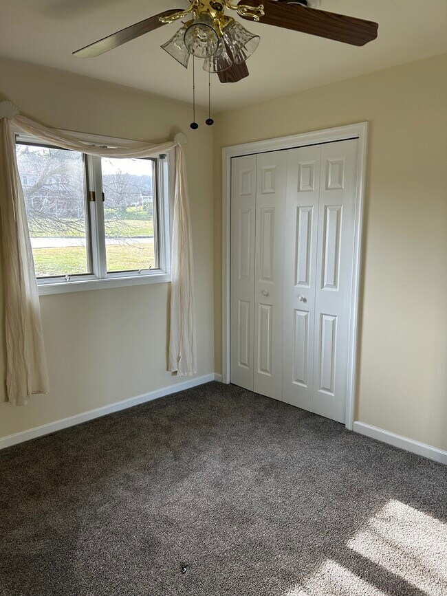 Full size closets in all bedrooms - 303 Seminole Ct