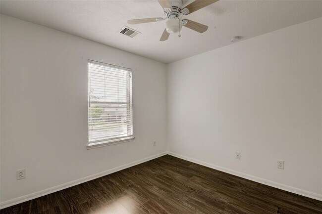 Building Photo - 834 Sweet Flower Dr