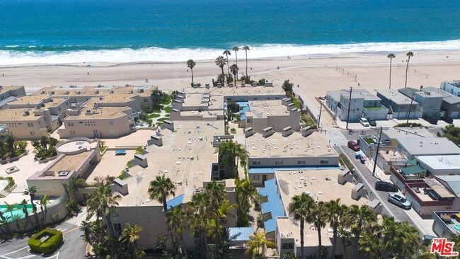 Building Photo - 7301 Vista Del Mar